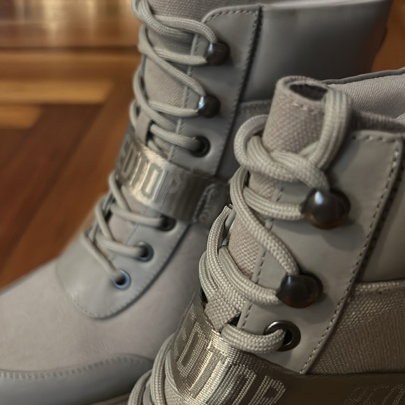 NWT! Stylish & SUPER Comfy Gray Combat Boots - Picture 5 of 9